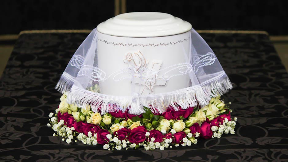 urna ravatalasztalon